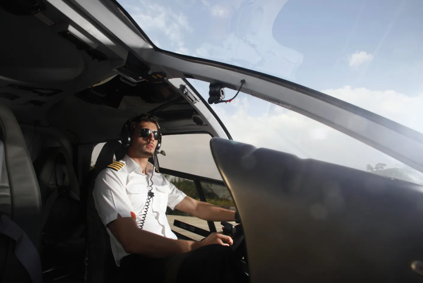 Piloto de Helicóptero: Experiência em manobras aéreas e resgate, sobrevoando paisagens brasileiras