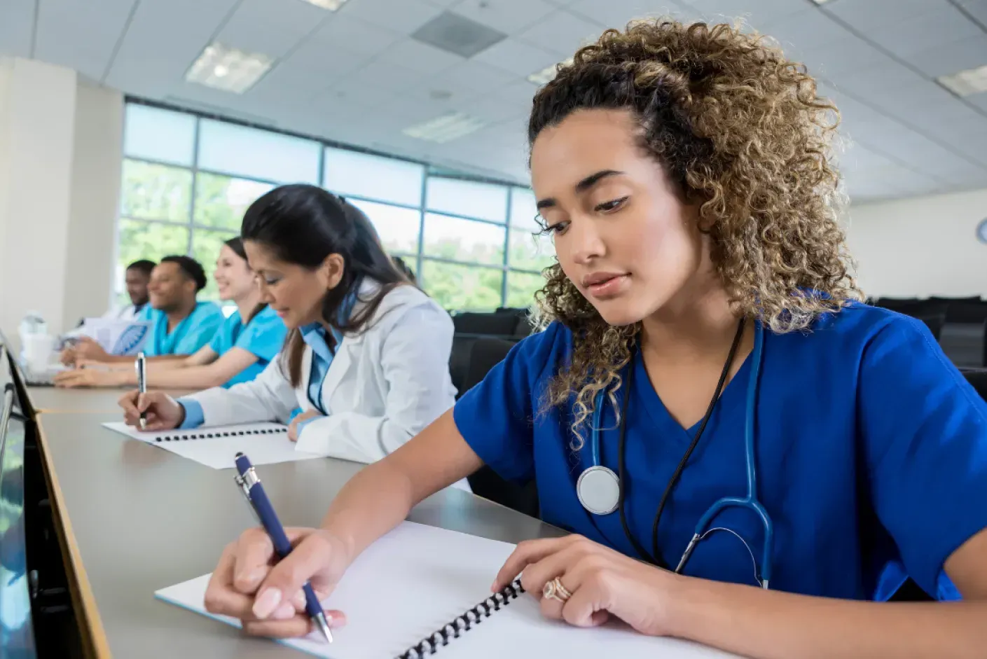 Estudiante concentrado en el Test Oposiciones Tcae Comunidad Valenciana