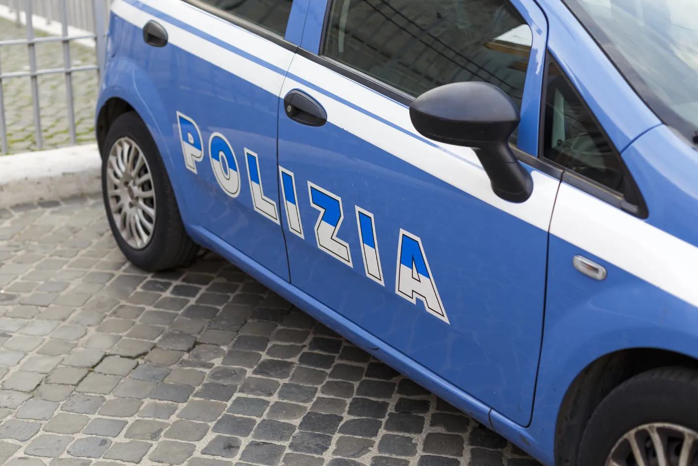 Aspirante commissario risolve il quiz commissario polizia per una preparazione eccellente al concorso