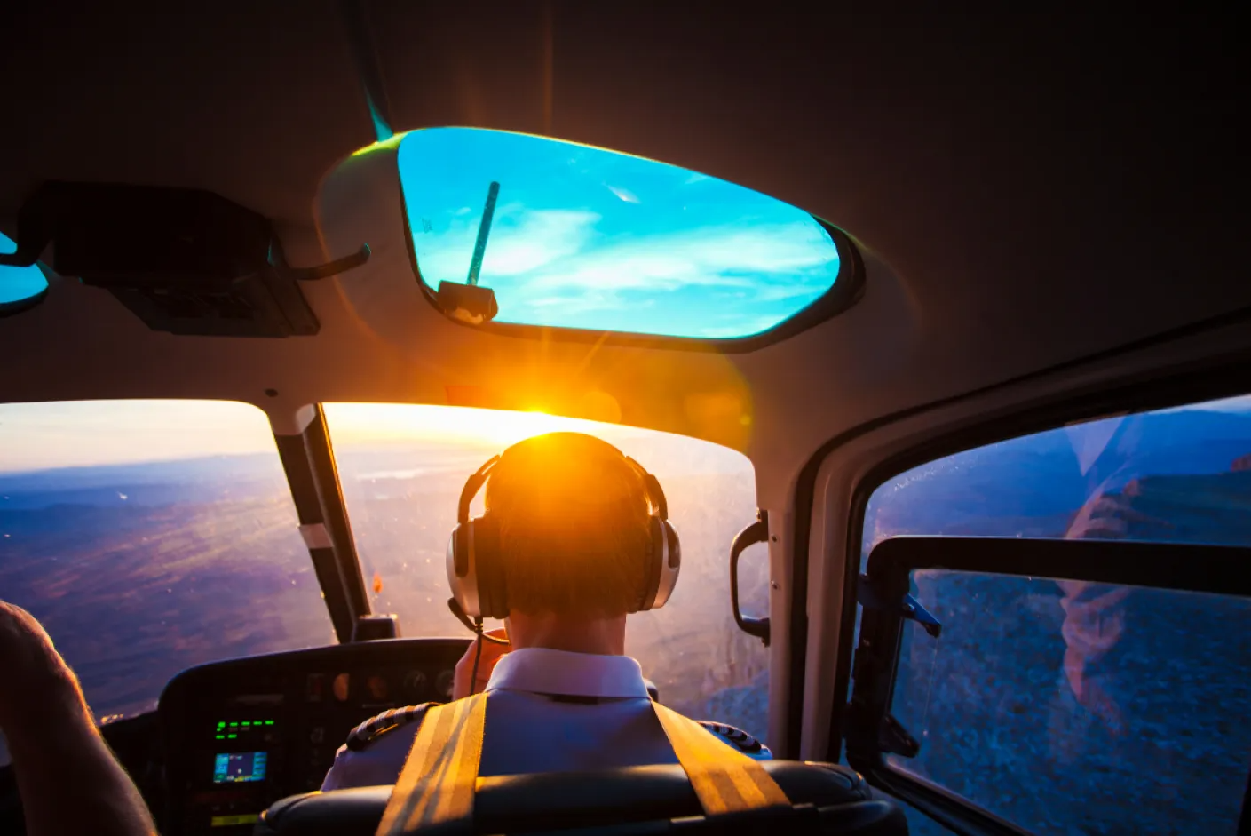 Vista aérea de Lisboa, destacando helicópteros sobrevoando a cidade