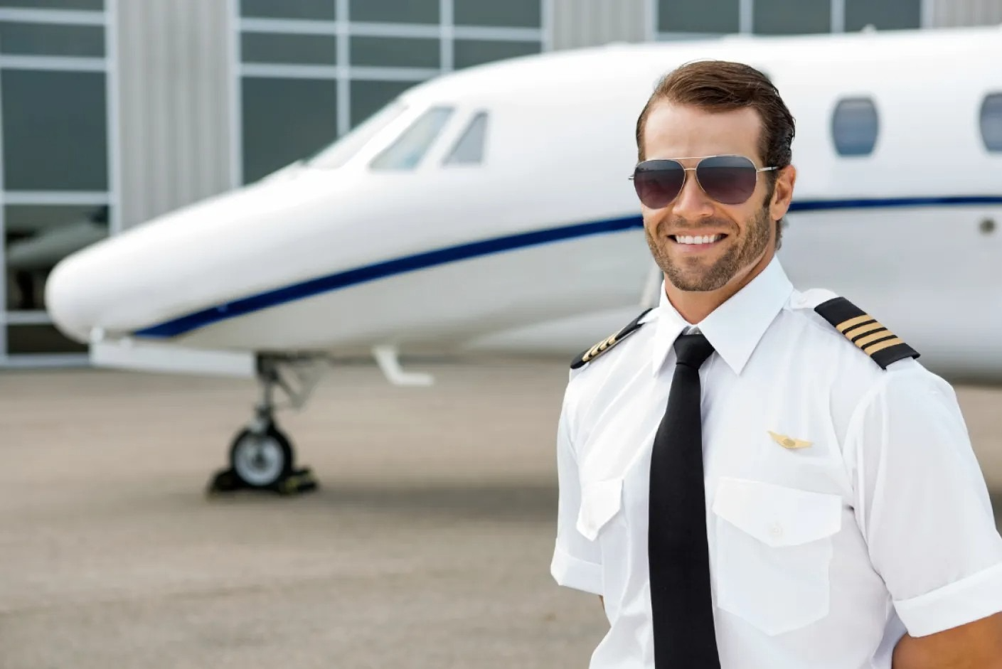 "Commercial Pilot": American aviator flying a passenger jet